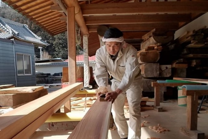 手作業での素材の加工